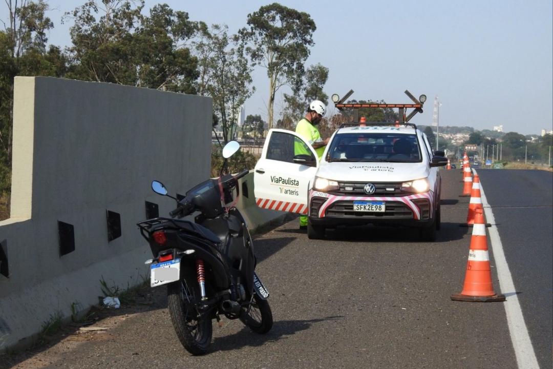 Foto 1 de 1 — Motociclista fica gravemente ferido após colidir com defensa metálica e cair na linha férrea em Araraquara